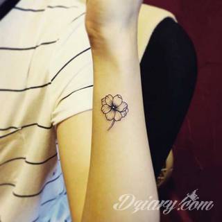 Motyw tatuażowych kwiatów to jeden z popularniejszych formatów tatuaży. Nie ogranicza się wyłącznie do mnogości kolorów. Tatuaż z kwiatami to także organiczna, sucha forma o ciekawej estetyce. 