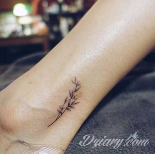 Motyw tatuażowych kwiatów to jeden z popularniejszych formatów tatuaży. Nie ogranicza się wyłącznie do mnogości kolorów. Tatuaż z kwiatami to także organiczna, sucha forma o ciekawej estetyce. 