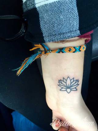 Motyw tatuażowych kwiatów to jeden z popularniejszych formatów tatuaży. Nie ogranicza się wyłącznie do mnogości kolorów. Tatuaż z kwiatami to także organiczna, sucha forma o ciekawej estetyce. 