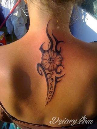 Motyw tatuażowych kwiatów to jeden z popularniejszych formatów tatuaży. Nie ogranicza się wyłącznie do mnogości kolorów. Tatuaż z kwiatami to także organiczna, sucha forma o ciekawej estetyce. 