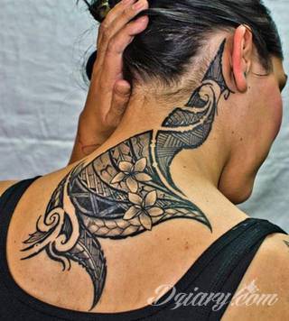 Motyw tatuażowych kwiatów to jeden z popularniejszych formatów tatuaży. Nie ogranicza się wyłącznie do mnogości kolorów. Tatuaż z kwiatami to także organiczna, sucha forma o ciekawej estetyce. 