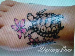 Motyw tatuażowych kwiatów to jeden z popularniejszych formatów tatuaży. Nie ogranicza się wyłącznie do mnogości kolorów. Tatuaż z kwiatami to także organiczna, sucha forma o ciekawej estetyce. 