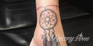 Łapacz snów - z ang. dreamcatcher - to jeden z popularniejszych motywów wśród osób ceniących sobie niebanalność o oryginalność formy. Łączy kursywę oraz rozbudowane grafiki. 