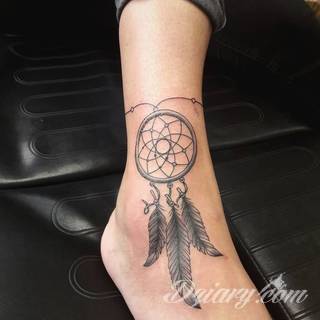 Łapacz snów - z ang. dreamcatcher - to jeden z popularniejszych motywów wśród osób ceniących sobie niebanalność o oryginalność formy. Łączy kursywę oraz rozbudowane grafiki. 