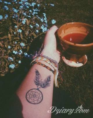 Łapacz snów - z ang. dreamcatcher - to jeden z popularniejszych motywów wśród osób ceniących sobie niebanalność o oryginalność formy. Łączy kursywę oraz rozbudowane grafiki. 