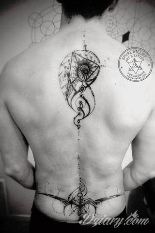 Łapacz snów - z ang. dreamcatcher - to jeden z popularniejszych motywów wśród osób ceniących sobie niebanalność o oryginalność formy. Łączy kursywę oraz rozbudowane grafiki. 