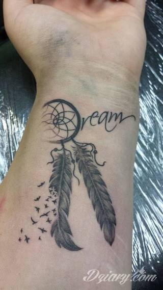Łapacz snów - z ang. dreamcatcher - to jeden z popularniejszych motywów wśród osób ceniących sobie niebanalność o oryginalność formy. Łączy kursywę oraz rozbudowane grafiki. 