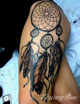 Łapacz snów - z ang. dreamcatcher - to jeden z popularniejszych motywów wśród osób ceniących sobie niebanalność o oryginalność formy. Łączy kursywę oraz rozbudowane grafiki. 