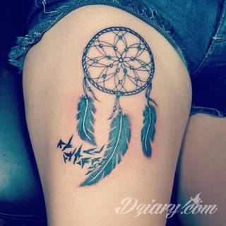 Łapacz snów - z ang. dreamcatcher - to jeden z popularniejszych motywów wśród osób ceniących sobie niebanalność o oryginalność formy. Łączy kursywę oraz rozbudowane grafiki. 