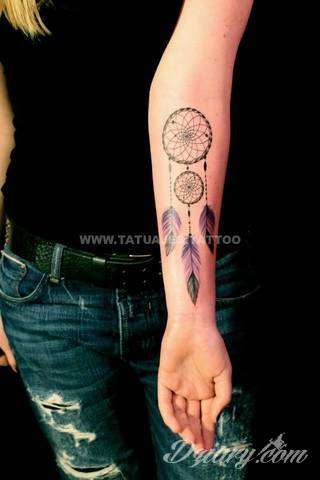 Łapacz snów - z ang. dreamcatcher - to jeden z popularniejszych motywów wśród osób ceniących sobie niebanalność o oryginalność formy. Łączy kursywę oraz rozbudowane grafiki. 