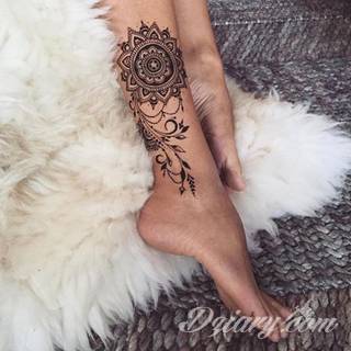 Łapacz snów - z ang. dreamcatcher - to jeden z popularniejszych motywów wśród osób ceniących sobie niebanalność o oryginalność formy. Łączy kursywę oraz rozbudowane grafiki. 