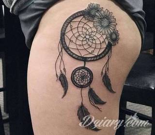 Łapacz snów - z ang. dreamcatcher - to jeden z popularniejszych motywów wśród osób ceniących sobie niebanalność o oryginalność formy. Łączy kursywę oraz rozbudowane grafiki. 