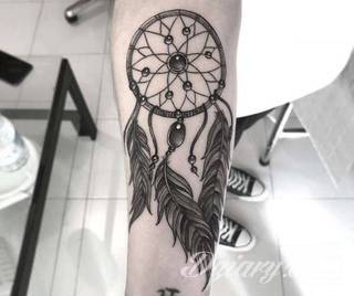 Łapacz snów - z ang. dreamcatcher - to jeden z popularniejszych motywów wśród osób ceniących sobie niebanalność o oryginalność formy. Łączy kursywę oraz rozbudowane grafiki. 