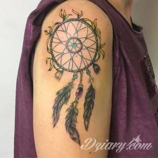 Łapacz snów - z ang. dreamcatcher - to jeden z popularniejszych motywów wśród osób ceniących sobie niebanalność o oryginalność formy. Łączy kursywę oraz rozbudowane grafiki. 