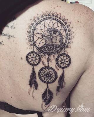 Łapacz snów - z ang. dreamcatcher - to jeden z popularniejszych motywów wśród osób ceniących sobie niebanalność o oryginalność formy. Łączy kursywę oraz rozbudowane grafiki. 