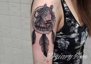 Łapacz snów - z ang. dreamcatcher - to jeden z popularniejszych motywów wśród osób ceniących sobie niebanalność o oryginalność formy. Łączy kursywę oraz rozbudowane grafiki. 