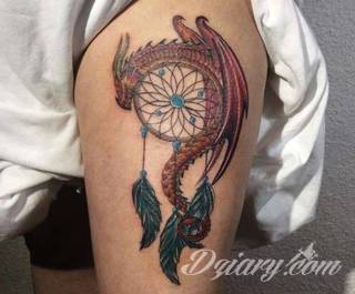 Łapacz snów - z ang. dreamcatcher - to jeden z popularniejszych motywów wśród osób ceniących sobie niebanalność o oryginalność formy. Łączy kursywę oraz rozbudowane grafiki. 