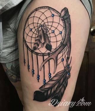 Łapacz snów - z ang. dreamcatcher - to jeden z popularniejszych motywów wśród osób ceniących sobie niebanalność o oryginalność formy. Łączy kursywę oraz rozbudowane grafiki. 