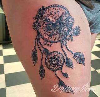Łapacz snów - z ang. dreamcatcher - to jeden z popularniejszych motywów wśród osób ceniących sobie niebanalność o oryginalność formy. Łączy kursywę oraz rozbudowane grafiki. 