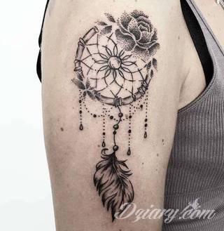 Łapacz snów - z ang. dreamcatcher - to jeden z popularniejszych motywów wśród osób ceniących sobie niebanalność o oryginalność formy. Łączy kursywę oraz rozbudowane grafiki. 