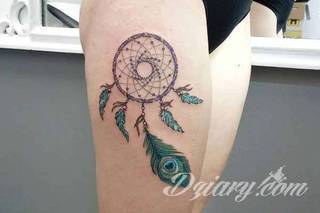 Łapacz snów - z ang. dreamcatcher - to jeden z popularniejszych motywów wśród osób ceniących sobie niebanalność o oryginalność formy. Łączy kursywę oraz rozbudowane grafiki. 