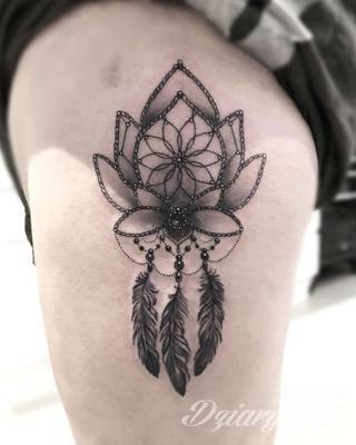 Łapacz snów - z ang. dreamcatcher - to jeden z popularniejszych motywów wśród osób ceniących sobie niebanalność o oryginalność formy. Łączy kursywę oraz rozbudowane grafiki. 