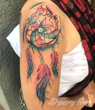 Łapacz snów - z ang. dreamcatcher - to jeden z popularniejszych motywów wśród osób ceniących sobie niebanalność o oryginalność formy. Łączy kursywę oraz rozbudowane grafiki. 