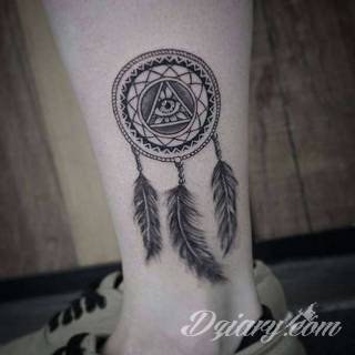 Łapacz snów - z ang. dreamcatcher - to jeden z popularniejszych motywów wśród osób ceniących sobie niebanalność o oryginalność formy. Łączy kursywę oraz rozbudowane grafiki. 
