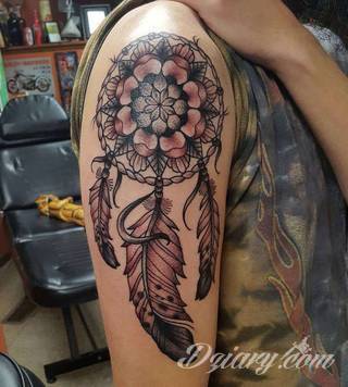 Łapacz snów - z ang. dreamcatcher - to jeden z popularniejszych motywów wśród osób ceniących sobie niebanalność o oryginalność formy. Łączy kursywę oraz rozbudowane grafiki. 