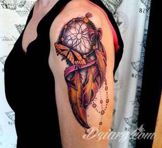 Łapacz snów - z ang. dreamcatcher - to jeden z popularniejszych motywów wśród osób ceniących sobie niebanalność o oryginalność formy. Łączy kursywę oraz rozbudowane grafiki. 