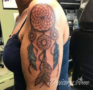 Łapacz snów - z ang. dreamcatcher - to jeden z popularniejszych motywów wśród osób ceniących sobie niebanalność o oryginalność formy. Łączy kursywę oraz rozbudowane grafiki. 