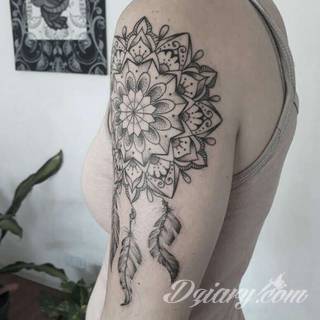 Łapacz snów - z ang. dreamcatcher - to jeden z popularniejszych motywów wśród osób ceniących sobie niebanalność o oryginalność formy. Łączy kursywę oraz rozbudowane grafiki. 