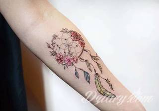 Łapacz snów - z ang. dreamcatcher - to jeden z popularniejszych motywów wśród osób ceniących sobie niebanalność o oryginalność formy. Łączy kursywę oraz rozbudowane grafiki. 