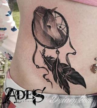 Łapacz snów - z ang. dreamcatcher - to jeden z popularniejszych motywów wśród osób ceniących sobie niebanalność o oryginalność formy. Łączy kursywę oraz rozbudowane grafiki. 