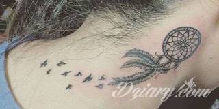 Łapacz snów - z ang. dreamcatcher - to jeden z popularniejszych motywów wśród osób ceniących sobie niebanalność o oryginalność formy. Łączy kursywę oraz rozbudowane grafiki. 