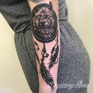 Łapacz snów - z ang. dreamcatcher - to jeden z popularniejszych motywów wśród osób ceniących sobie niebanalność o oryginalność formy. Łączy kursywę oraz rozbudowane grafiki. 