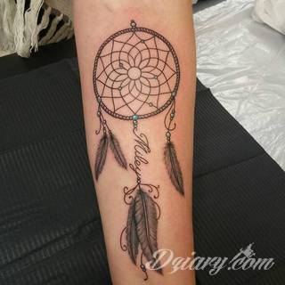 Łapacz snów - z ang. dreamcatcher - to jeden z popularniejszych motywów wśród osób ceniących sobie niebanalność o oryginalność formy. Łączy kursywę oraz rozbudowane grafiki. 