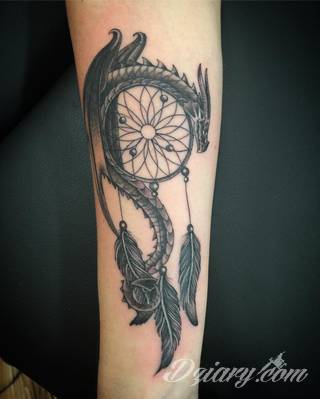Łapacz snów - z ang. dreamcatcher - to jeden z popularniejszych motywów wśród osób ceniących sobie niebanalność o oryginalność formy. Łączy kursywę oraz rozbudowane grafiki. 