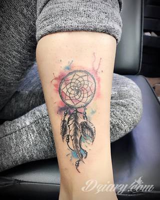 Łapacz snów - z ang. dreamcatcher - to jeden z popularniejszych motywów wśród osób ceniących sobie niebanalność o oryginalność formy. Łączy kursywę oraz rozbudowane grafiki. 