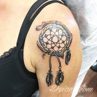 Łapacz snów - z ang. dreamcatcher - to jeden z popularniejszych motywów wśród osób ceniących sobie niebanalność o oryginalność formy. Łączy kursywę oraz rozbudowane grafiki. 