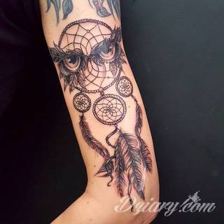 Łapacz snów - z ang. dreamcatcher - to jeden z popularniejszych motywów wśród osób ceniących sobie niebanalność o oryginalność formy. Łączy kursywę oraz rozbudowane grafiki. 
