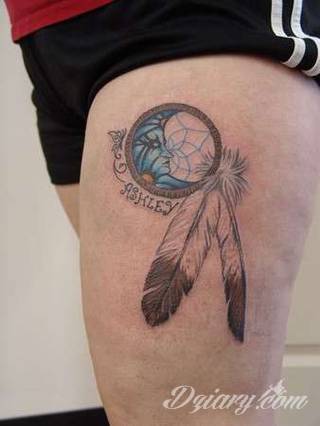 Łapacz snów - z ang. dreamcatcher - to jeden z popularniejszych motywów wśród osób ceniących sobie niebanalność o oryginalność formy. Łączy kursywę oraz rozbudowane grafiki. 