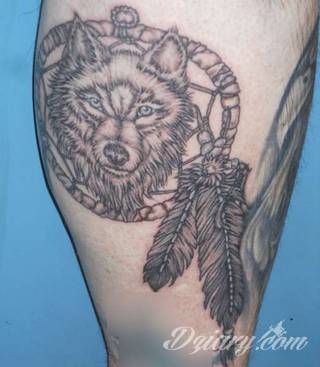 Łapacz snów - z ang. dreamcatcher - to jeden z popularniejszych motywów wśród osób ceniących sobie niebanalność o oryginalność formy. Łączy kursywę oraz rozbudowane grafiki. 