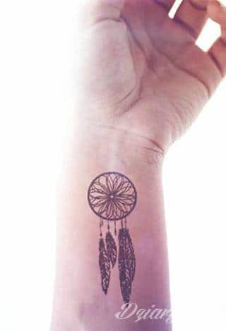 Łapacz snów - z ang. dreamcatcher - to jeden z popularniejszych motywów wśród osób ceniących sobie niebanalność o oryginalność formy. Łączy kursywę oraz rozbudowane grafiki. 