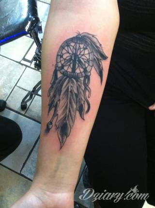 Łapacz snów - z ang. dreamcatcher - to jeden z popularniejszych motywów wśród osób ceniących sobie niebanalność o oryginalność formy. Łączy kursywę oraz rozbudowane grafiki. 