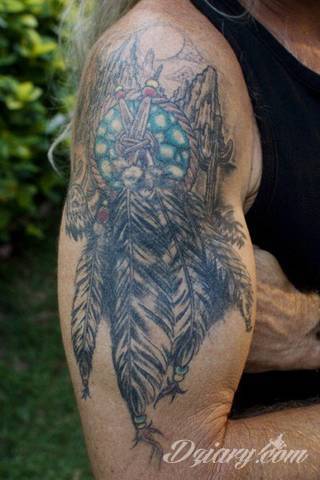 Łapacz snów - z ang. dreamcatcher - to jeden z popularniejszych motywów wśród osób ceniących sobie niebanalność o oryginalność formy. Łączy kursywę oraz rozbudowane grafiki. 