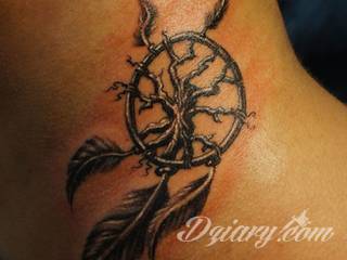 Łapacz snów - z ang. dreamcatcher - to jeden z popularniejszych motywów wśród osób ceniących sobie niebanalność o oryginalność formy. Łączy kursywę oraz rozbudowane grafiki. 