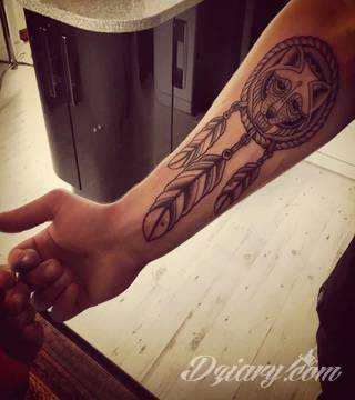 Łapacz snów - z ang. dreamcatcher - to jeden z popularniejszych motywów wśród osób ceniących sobie niebanalność o oryginalność formy. Łączy kursywę oraz rozbudowane grafiki. 