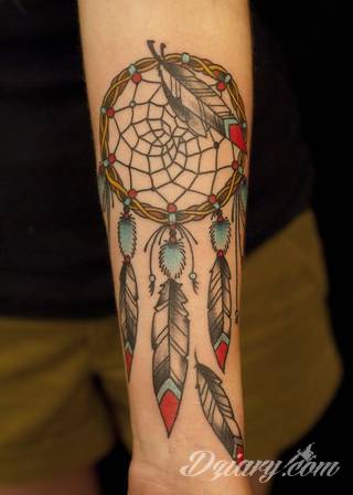 Łapacz snów - z ang. dreamcatcher - to jeden z popularniejszych motywów wśród osób ceniących sobie niebanalność o oryginalność formy. Łączy kursywę oraz rozbudowane grafiki. 