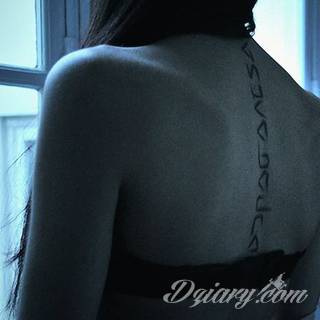 Łapacz snów - z ang. dreamcatcher - to jeden z popularniejszych motywów wśród osób ceniących sobie niebanalność o oryginalność formy. Łączy kursywę oraz rozbudowane grafiki. 